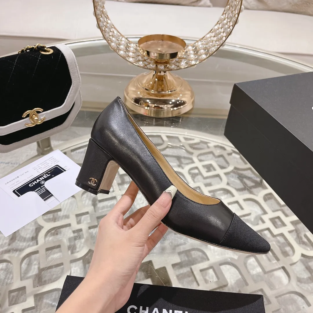 👟👟Ex-factory price 440👟👟 Chanel - Spring and summer classic color-blocked thick heel single shoes ⚠ Fashionable catwalk style ❤ Mixed splicing colors, empty toe style on the inside, 2.5cm thick heel with small logo embellishment, a fashionable interpretation! How to match the series to look good! Original customized wood-colored genuine leather outsole, imported sheepskin surface, goatskin lining for feet... 34-40 regular size (41.42.43 custom-made, non-returnable) 🎁Latest full set of packaging at the counter